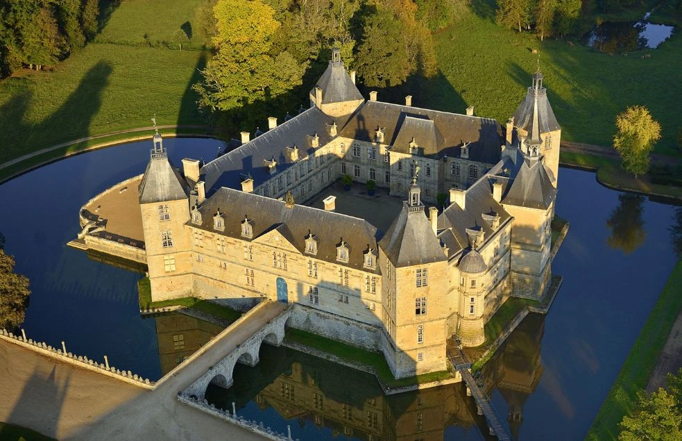 Châteaux et Monuments à Autun